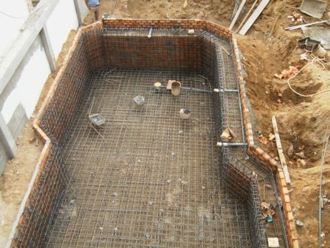Có nên xây dựng bể bơi bằng gạch?